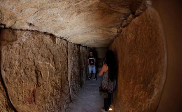 Visitantes en los Dólmenes. /Reuters