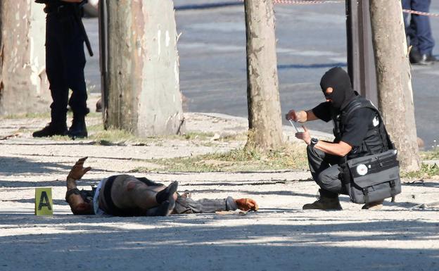 Imagen del cuerpo del sospechoso. /Reuters