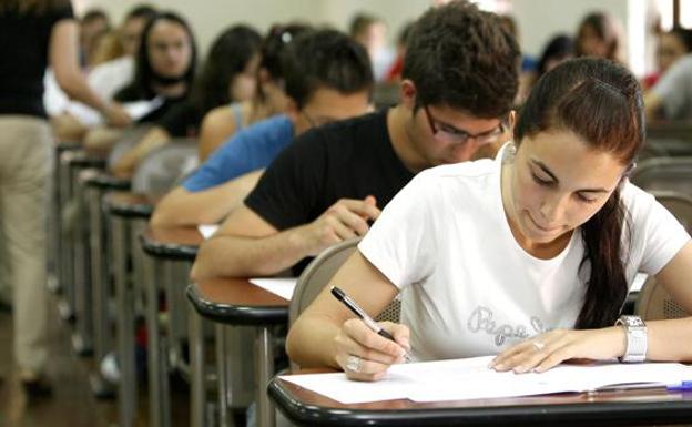 La improvisación y los cambios pasan factura en selectividad, con más suspensos y peores notas