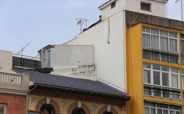 Aspecto de uno de los cuerpos construidos sobre el edificio situado frente al Astoria. /Fernando González
