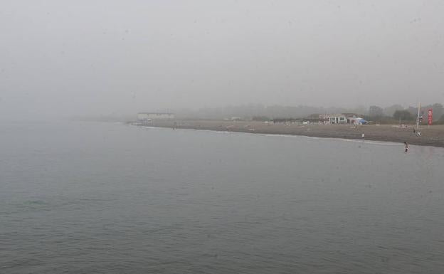 El taró, boria o niebla de advección impedía ayer la visibilidad en el litoral a pocos metros.