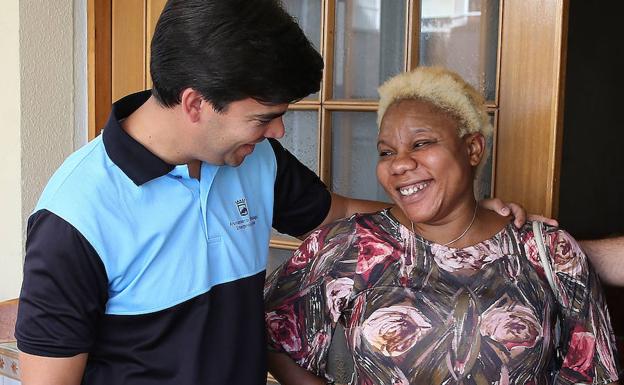 Juan Vicent le echa la mano por el hombro a Ángela a las puertas del salón de la que será su nueva vivienda durante dos semanas.