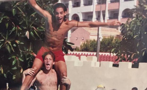 Corado, con su hermano a hombros, en el hotel de Roquetas en el que estuvieron con sus padres en 1999.
