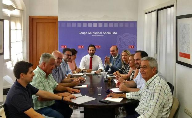 Daniel Pérez, en el centro, y el tercero izquierda, Sergio Brenes, en la primera foto de trabajo del PSOE.