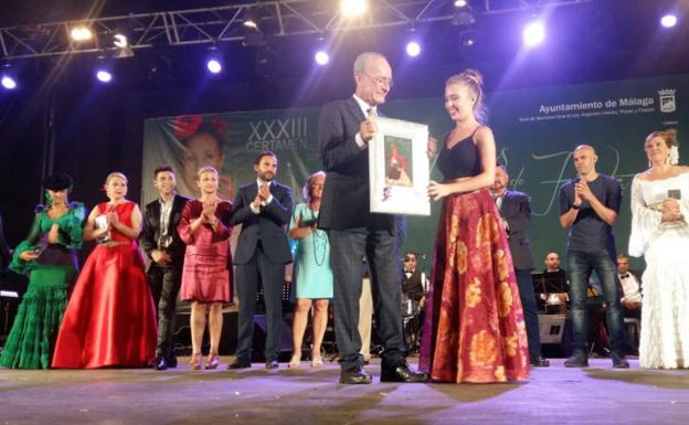 Mari Carmen recoge el primer premio.