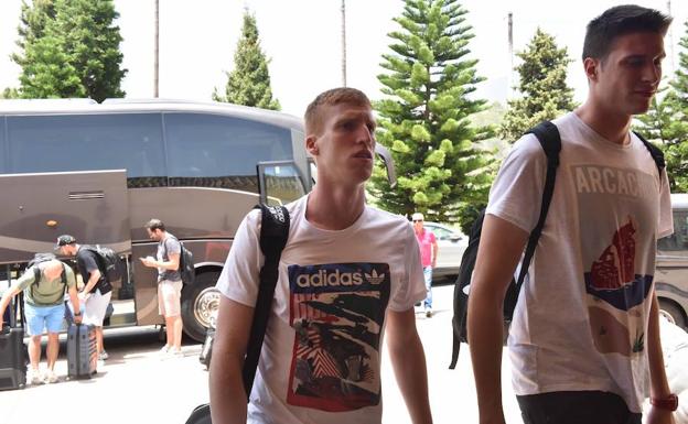 Alberto Díaz accede al hotel acompañado por Víctor Arteaga, del Estudiantes.