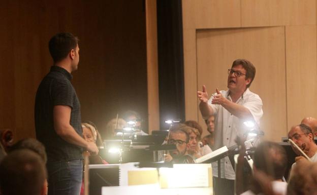 Manuel Hernández Silva hace indicaciones a uno de los alumnos del curso de dirección de orquesta.