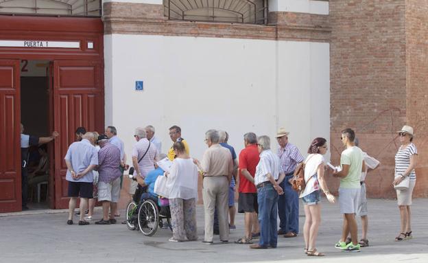 Abonados renovando esta mañana sus abonos en La Malagueta.