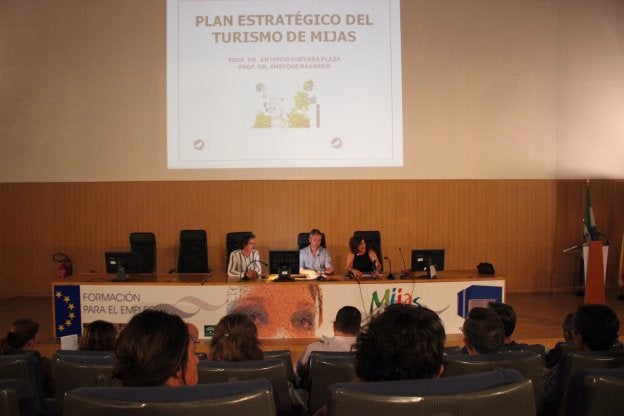 A esta primera reunión acudieron empresarios y colectivos. :: i. g.