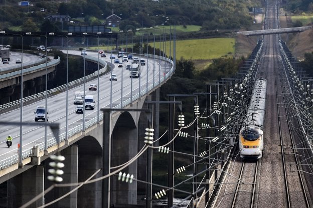 Un tren británico Eurostar circulando al sur de Londres . :: afp