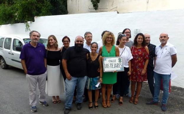 Integrantes del equipo de gobierno de PSOE, IU y EVA-Podemos, con representantes de colectivos. 