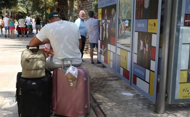 Un viajero espera en el Centro de Málaga una alternativa