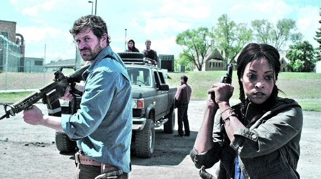 Tom Everett Scott y Kellita Smith, que encarnan a los protagonistas de la serie, en una escena del primer capítulo. :: cuatro