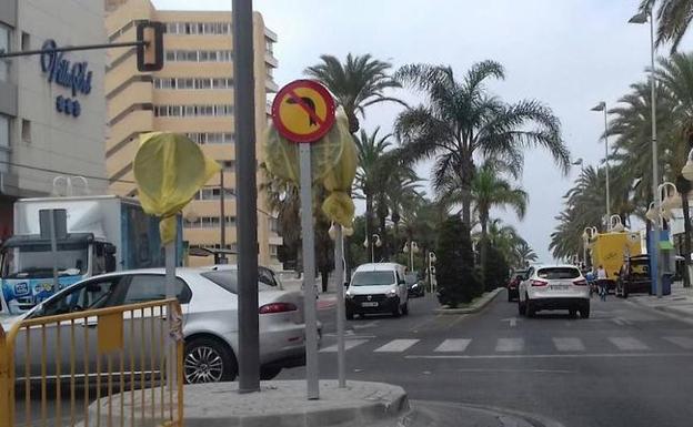 La rotonda permanece parcialmente vallada.