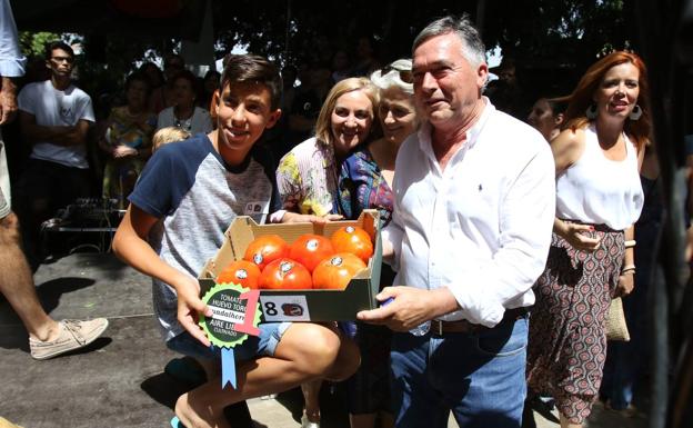 Pepe Cobos, con los tomates.