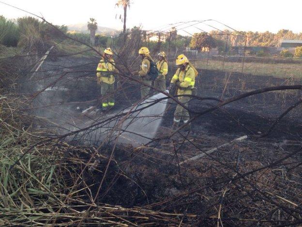 Efectivos del Infoca en el incendio de El Velerín.