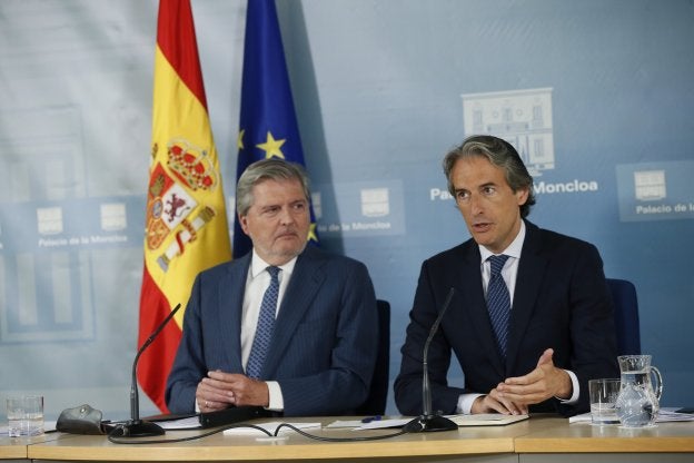 El ministro portavoz y el titular de Fomento, ayer, en la Moncloa. :: Fernando Alvarado / efe