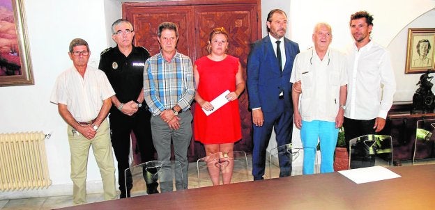 Familiares, ayer en el Ayuntamiento, con Valdenebro y Martín.