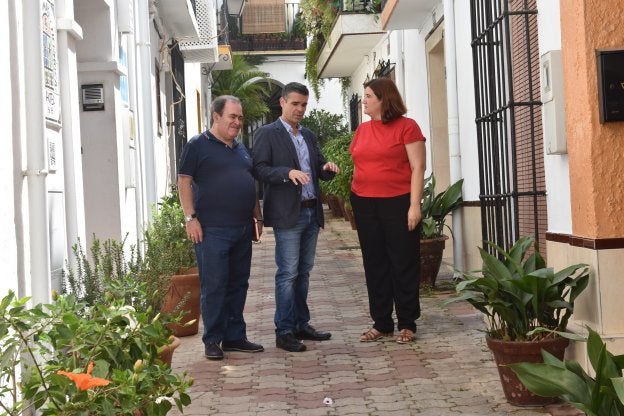 El alcalde de Marbella José Bernal, junto a los ediles de Limpieza y Obras, ayer, en calle Montenebros.