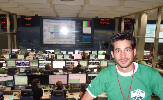 Carlos Pérez, en el centro de control de Toulouse en 2012 asistiendo al acoplamiento del ATV Edoardo Amaldi en al estación Espacial Internacional