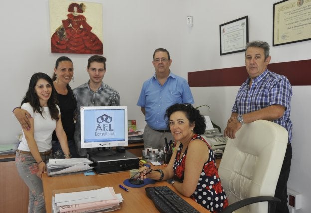 Lorena Salguero y Manuel Izquierdo (primera y tercero por la izquierda), en un despacho de la Consultoría Aufer y Luque. :: francis silva
