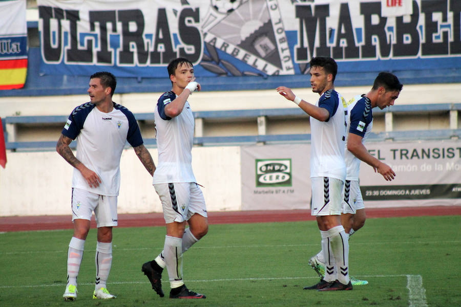 Chus Hevia manda un beso a la grada para festejar el primer gol