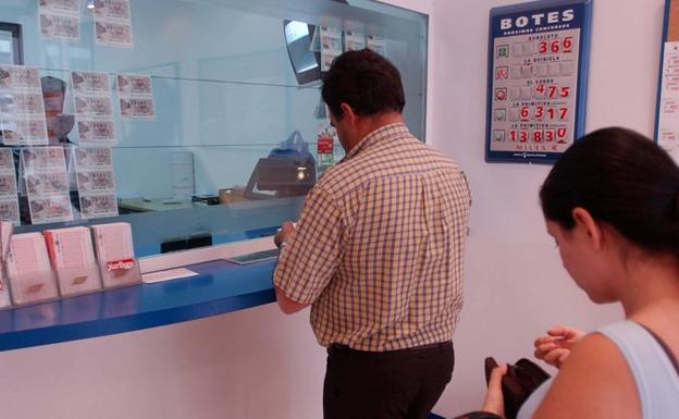 Clientes en una administración de lotería (archivo).