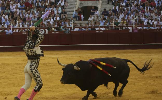 Par de banderillas de Trujillo al quinto del festejo.