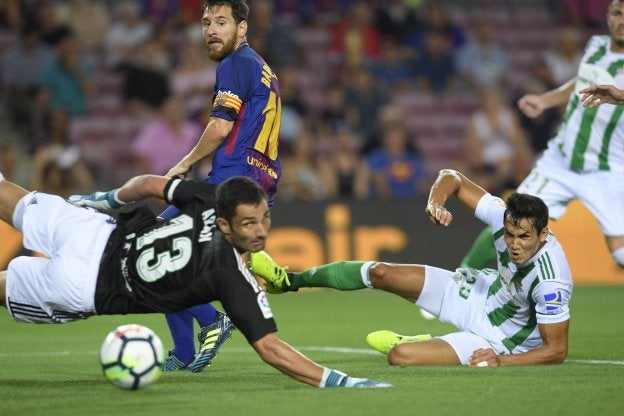 Leo Messi observa cómo el balón se mete en la portería de Adán. :: LLUIS gené / afp