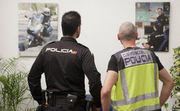 Imagen de archivo de dos agentes de la Policía Nacional.