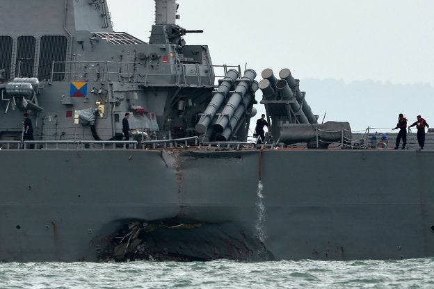 El choque con el petrolero 'Alnic MC' provocó un enorme boquete en el 'USS John S. McCain'. :: Roslan RAHMAN/ afp