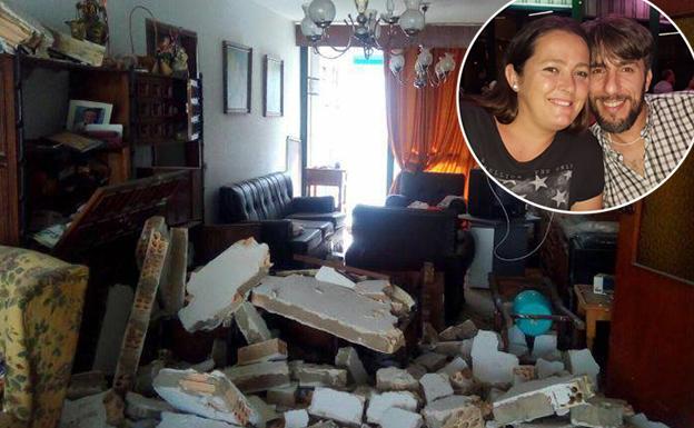 Mario y Ana María, con los restos de su vivienda