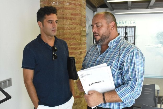 El responsable de Recursos Humanos, Daniel Pérez, en un encuentro con un representante sindical.