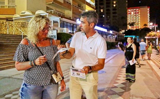 El alcalde, durante el reparto de folletos de la campaña de concienciación sobre la venta ilegal.