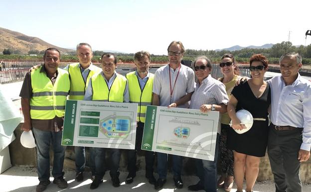El consejero José Fiscal, acompañado de diferentes autoridades en la zona de obras de la depuradora.