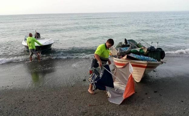 Las basuras tuvieron que ser trasladadas en dos barcas debido a que la playa no tiene acceso rodado.