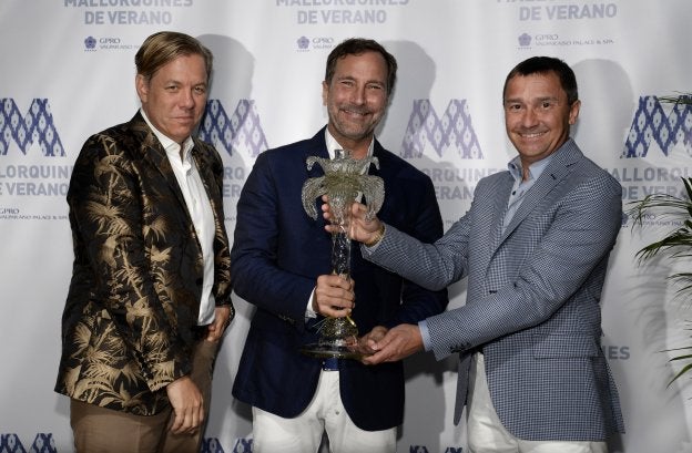 James Costos recibe el premio de manos de Toni Ferrer, acompañado por Michael Smith. :: joan lladó