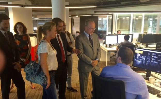 Francisco de la Torre, en una visita a Sequel Málaga junto a Javier García, Carolina España, Mario García y Antonio Quirós.