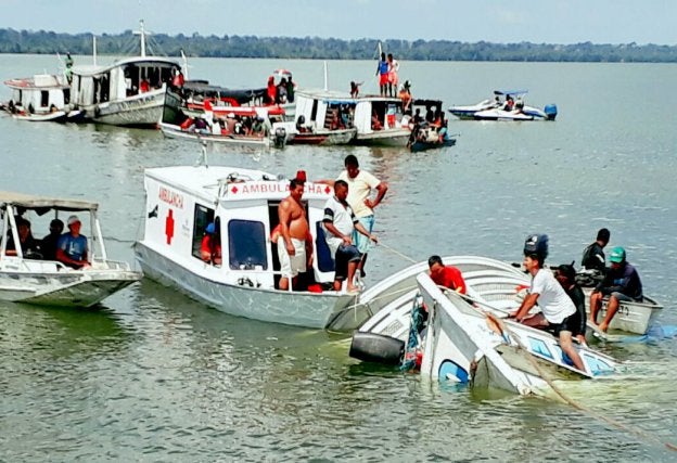 Equipos de rescate buscan cuerpos en el río Xingú. :: efe
