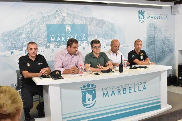 Los ediles Javier Porcuna y Manuel Morales, con responsables de la Policía Local y Protección Civil.