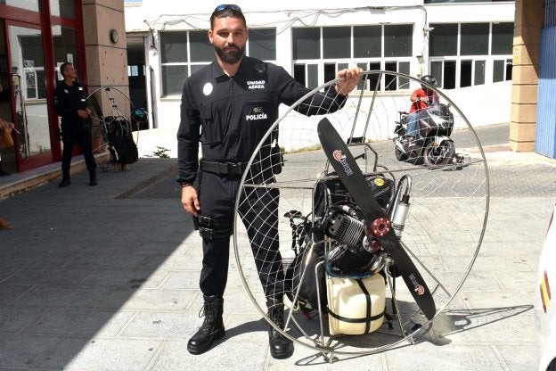 Uno de los agentes con el paromotor. :: josele-lanza