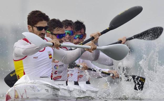 El equipo español de K4 en plena competición.