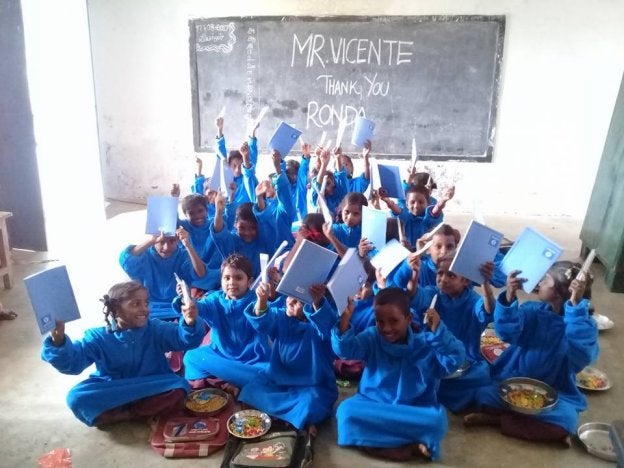 Los niños del orfanato con su material. :: sur