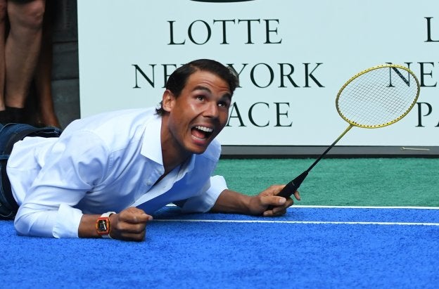 Nadal, en un evento publicitario con una raqueta de bádminton. :: afp