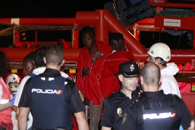 Llegada al puerto de Almería de un grupo de inmigrantes.