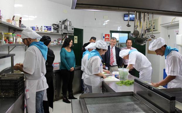 Una de las visitas del alcalde a la escuela.