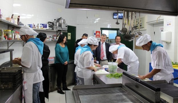 Una de las visitas del alcalde a la escuela. :: charo márquez