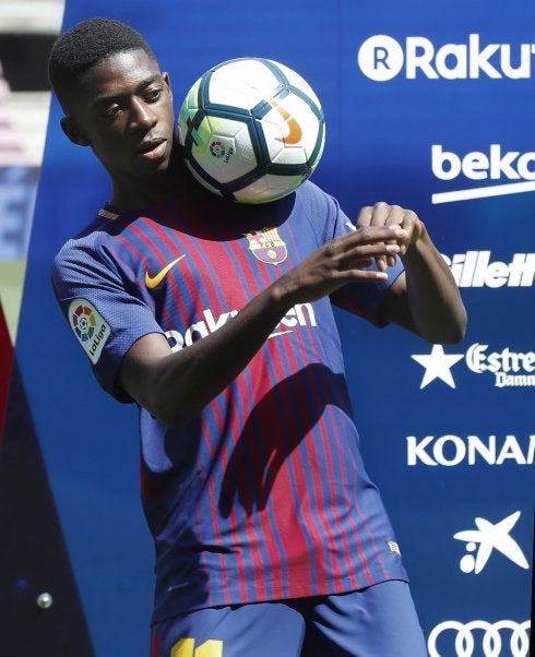 Dembele, ayer haciendo malabarismos con el balón. :: efe