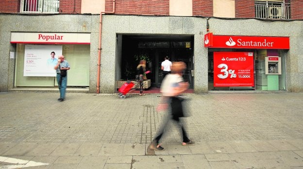 Oficinas de Banco Popular y Banco Santander en Barcelona. :: REUTERS