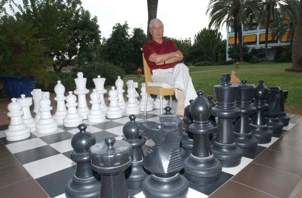 Mario Vargas Llosa durante una estancia en la clínica Buchinger, en 2005. Arriba, Tamara e Isabel. :: efe